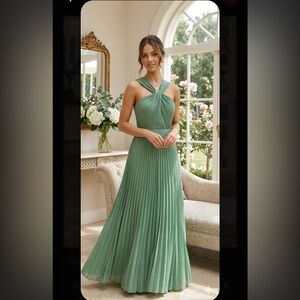 Souvenir Chic Pleated Maxi Dress in Green